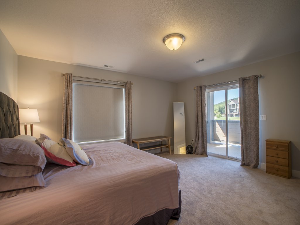 3 bedroom 3.5 bathroom Kanton 12 on the #1 Fairway at Homestead Vacation Rental in Midway - RedAwning