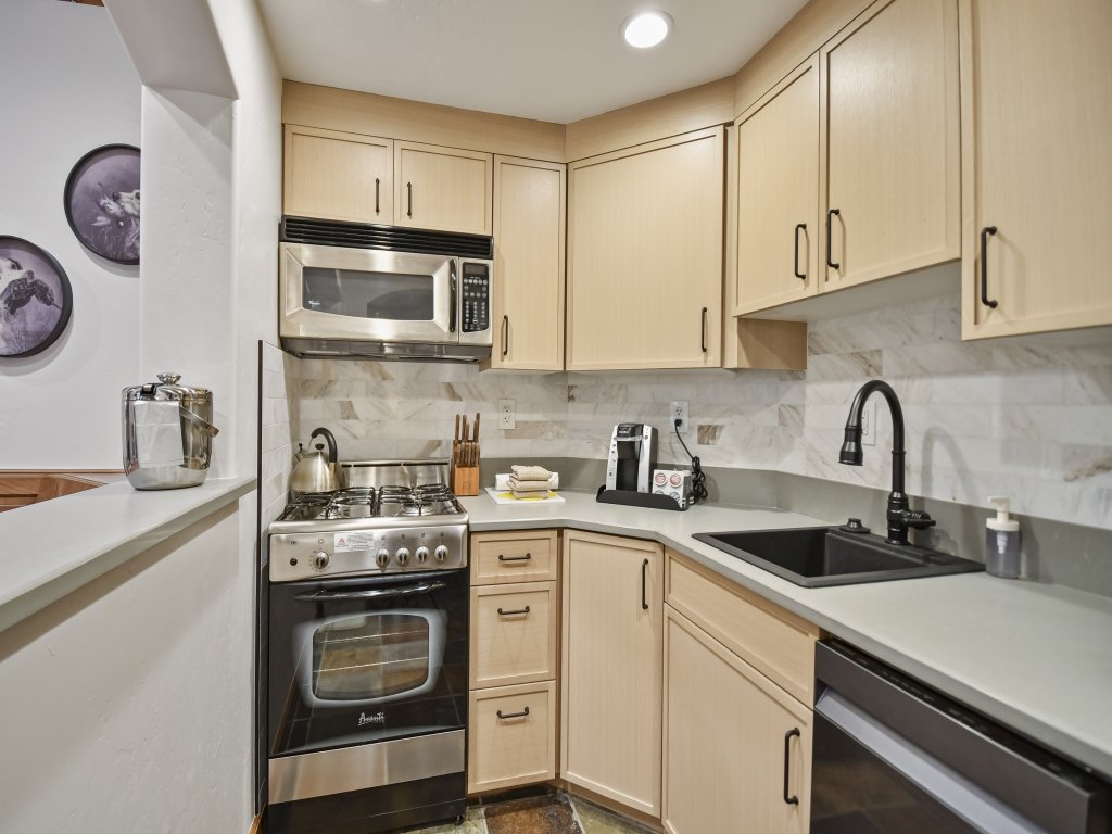 Villa 1002 1 Bed 2 Bath Full Kitchen Vacation Rental in Midway - RedAwning