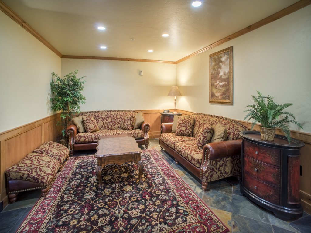 Villa 2032 2 Queen Beds - 1 Bedroom 1 Bath No Kitchen Vacation Rental in Midway - RedAwning