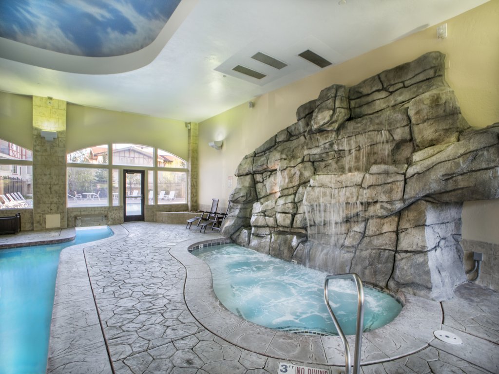 Villa 3061 2 Queen Beds - 1 Bedroom 1 Bath No Kitchen Vacation Rental in Midway - RedAwning