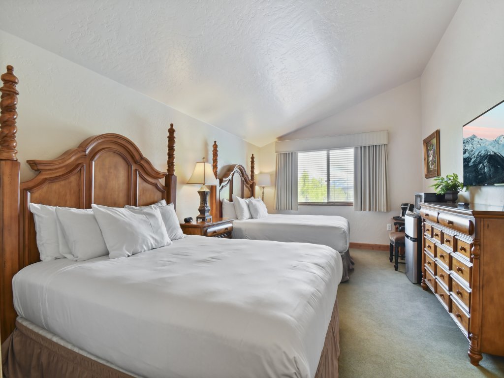 Villa 3061 2 Queen Beds - 1 Bedroom 1 Bath No Kitchen Vacation Rental in Midway - RedAwning