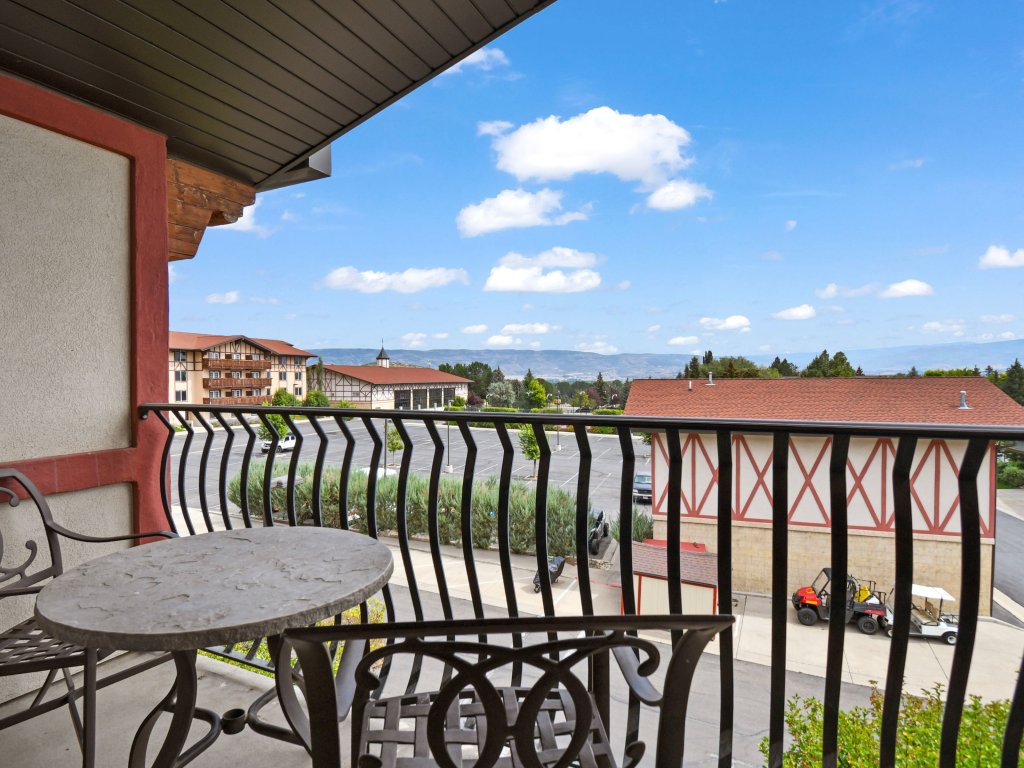 Villa 3073 2 Bed 2 Bath Full Kitchen New Vacation Rental in Midway - RedAwning