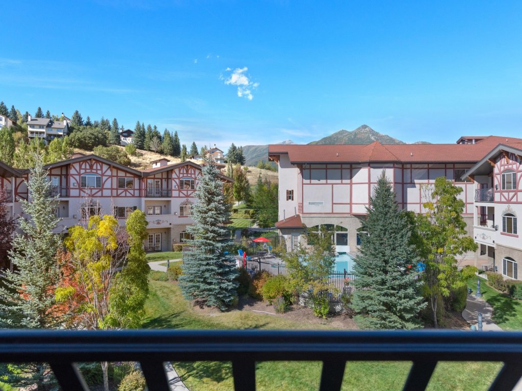 Zermatt Resort - Deluxe Three-Bedroom Villa Vacation Rental in Midway - RedAwning