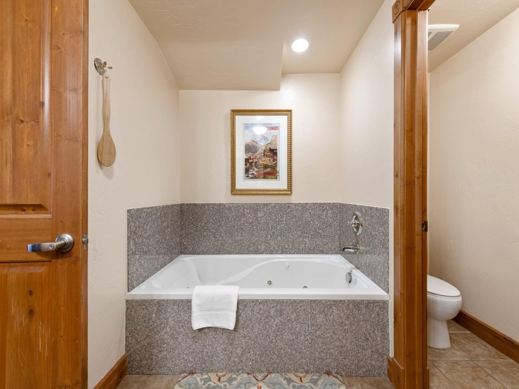 Zermatt Resort - Deluxe Three-Bedroom Villa Vacation Rental in Midway - RedAwning