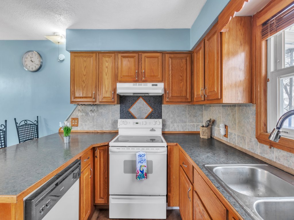 Lovely PET FRIENDLY three bedroom in desirable Urbandale Location! Vacation Rental in Michigan - RedAwning