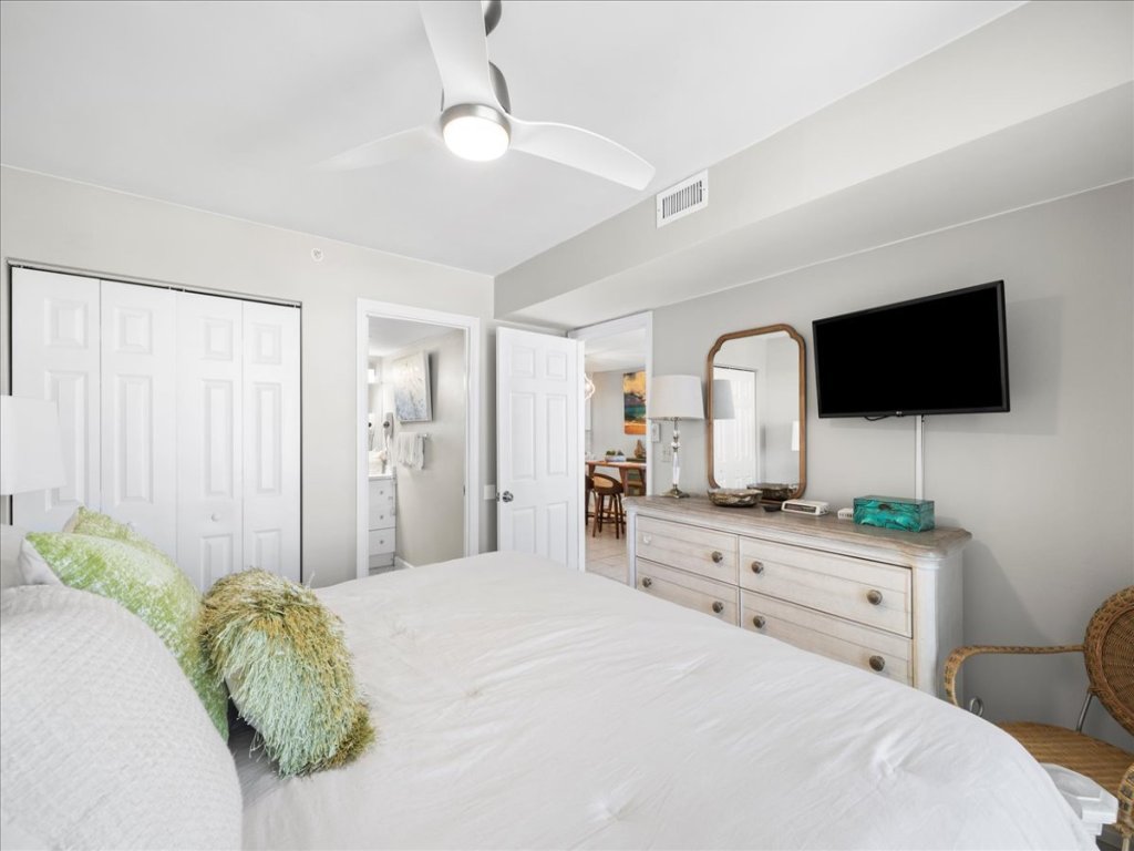 Pelican Beach 1118 Vacation Rental in Destin - RedAwning