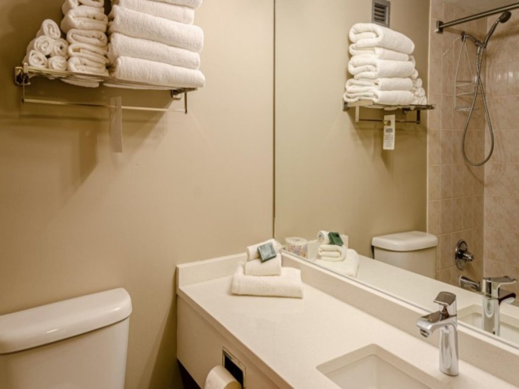 Cahilty Hotel and Suites 2 Bed 2 Bath w/Loft, King,T/Q Bunk,M+SS Vacation Rental - RedAwning