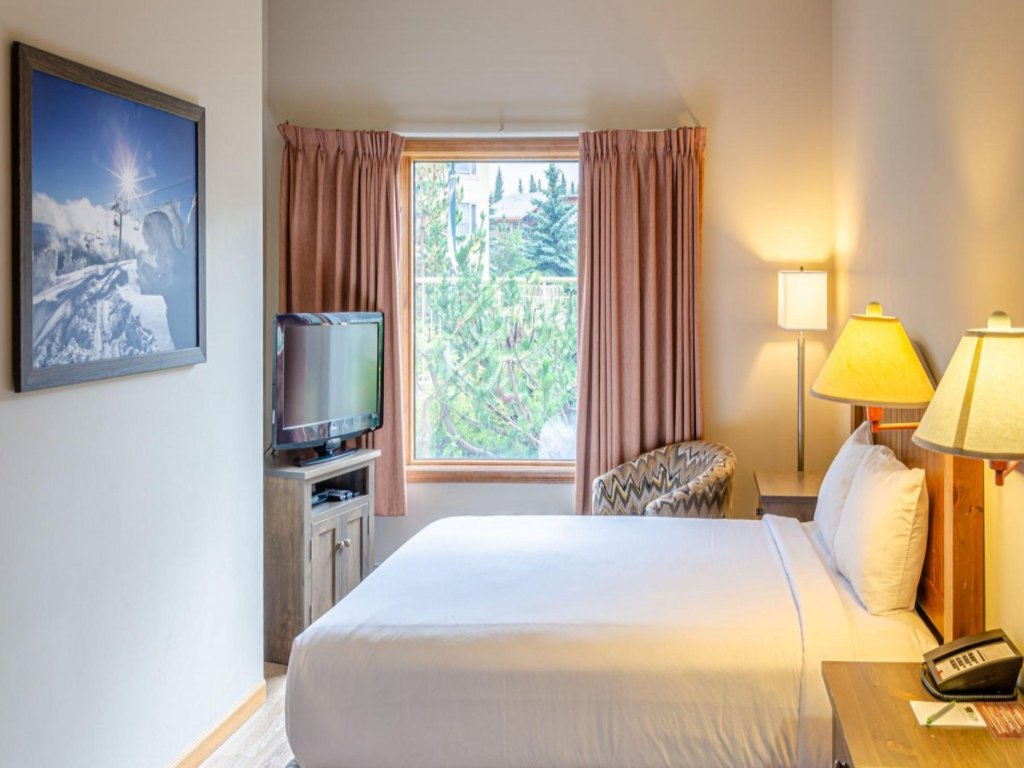 Cahilty Hotel and Suites Hotel Room, 2 Queen Sleeps 4 #2 Vacation Rental - RedAwning