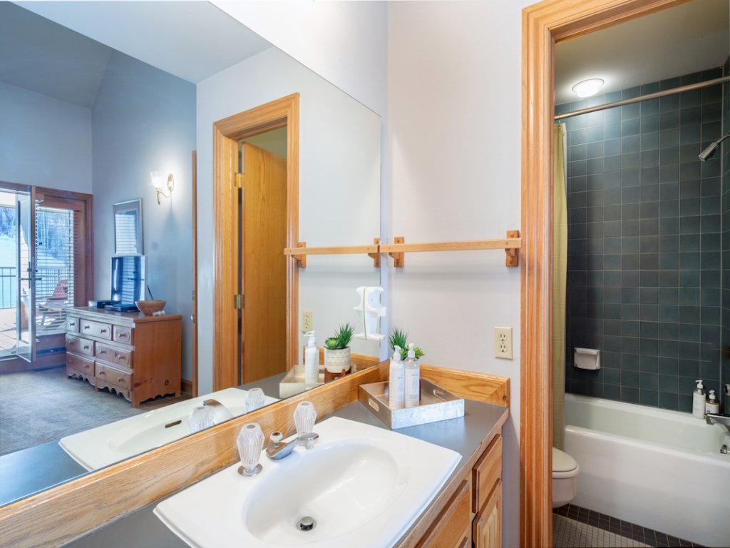 Cimarron Lodge 31 Vacation Rental in Telluride - RedAwning