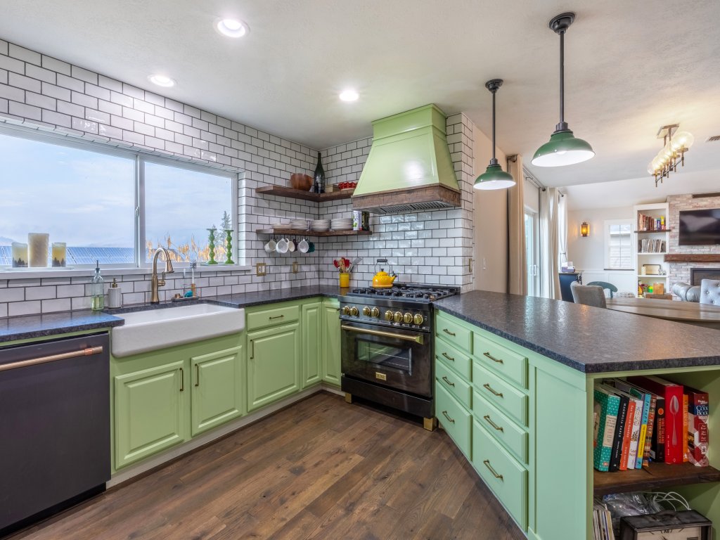Westside Mountain View Vacation Rental in Hood River - RedAwning