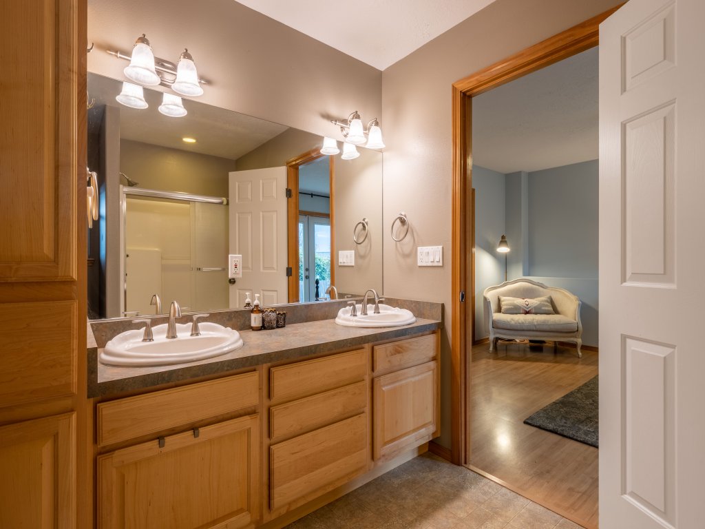 Westside Mountain View Vacation Rental in Hood River - RedAwning