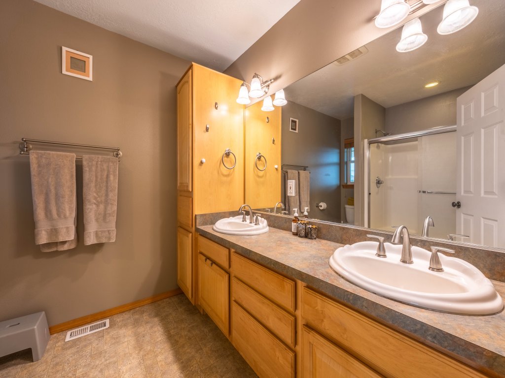 Westside Mountain View Vacation Rental in Hood River - RedAwning