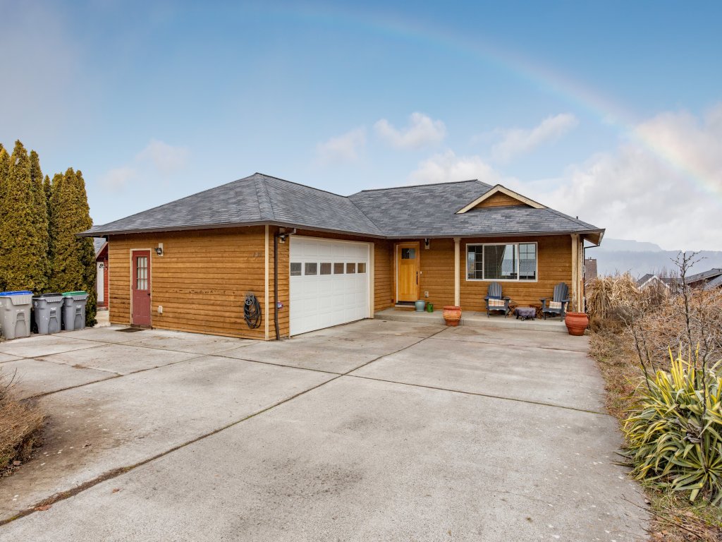 Westside Mountain View Vacation Rental in Hood River - RedAwning