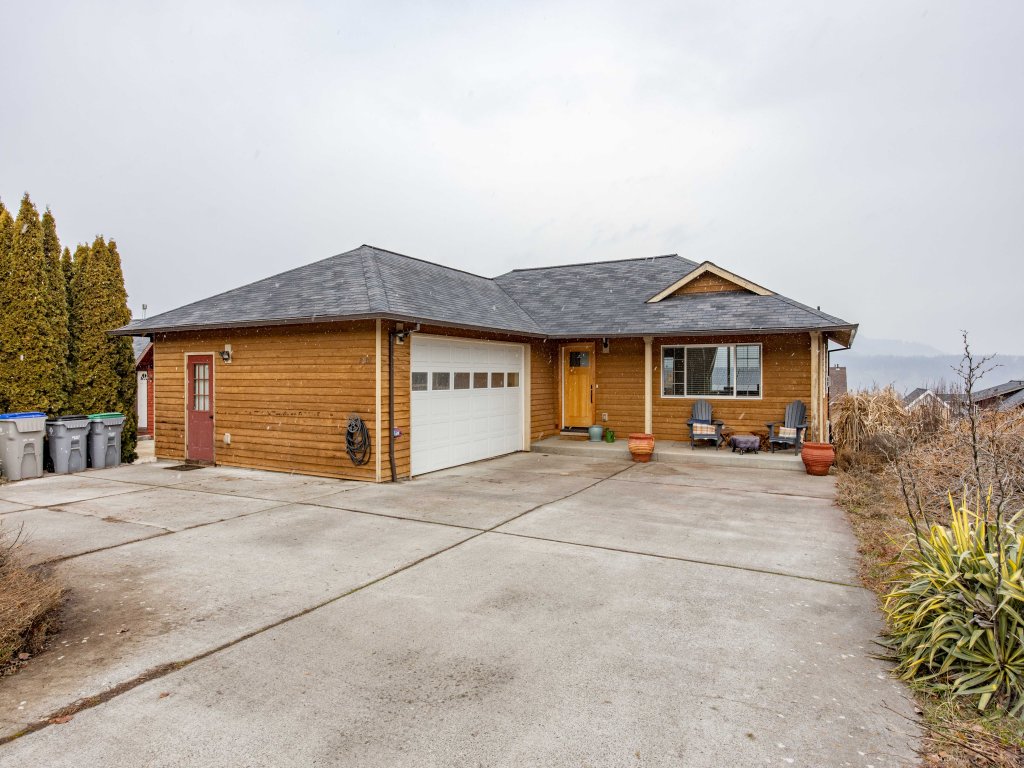 Westside Mountain View Vacation Rental in Hood River - RedAwning
