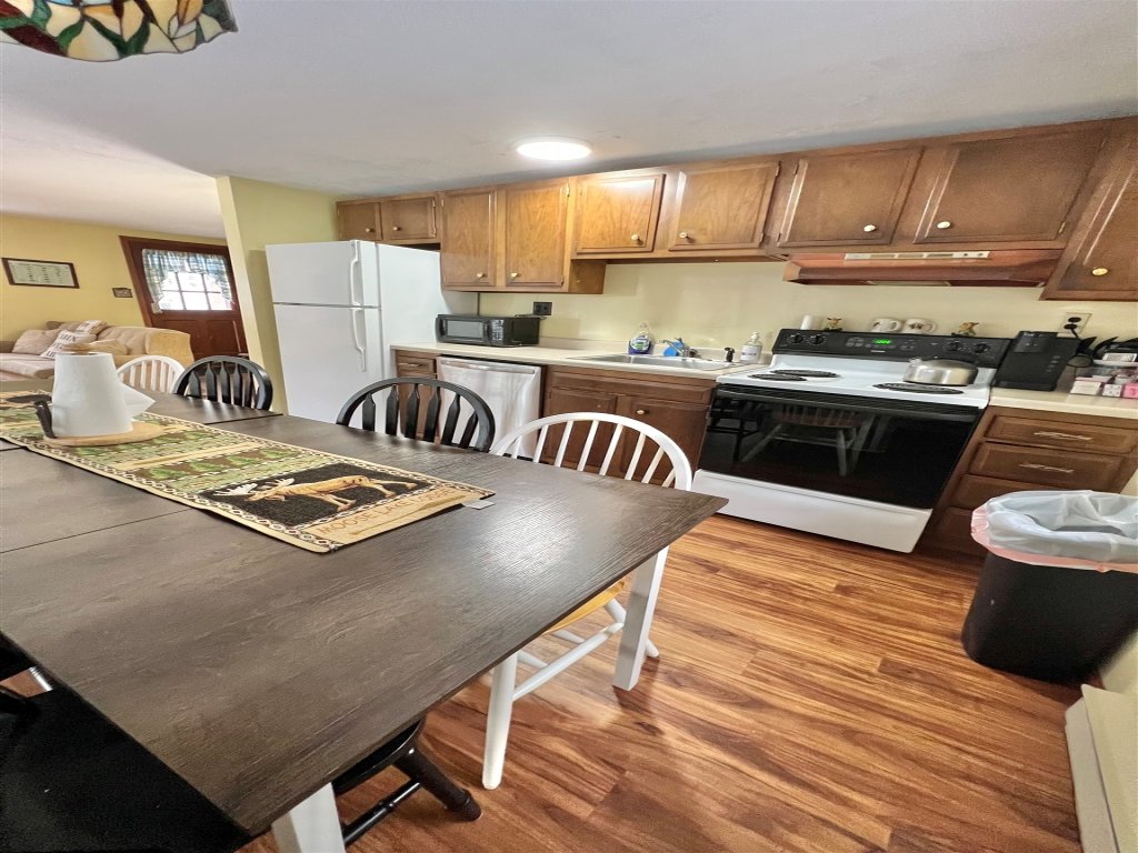 ANY SEASON ESCAPE LIMIT 10 Vacation Rental in Maine - RedAwning