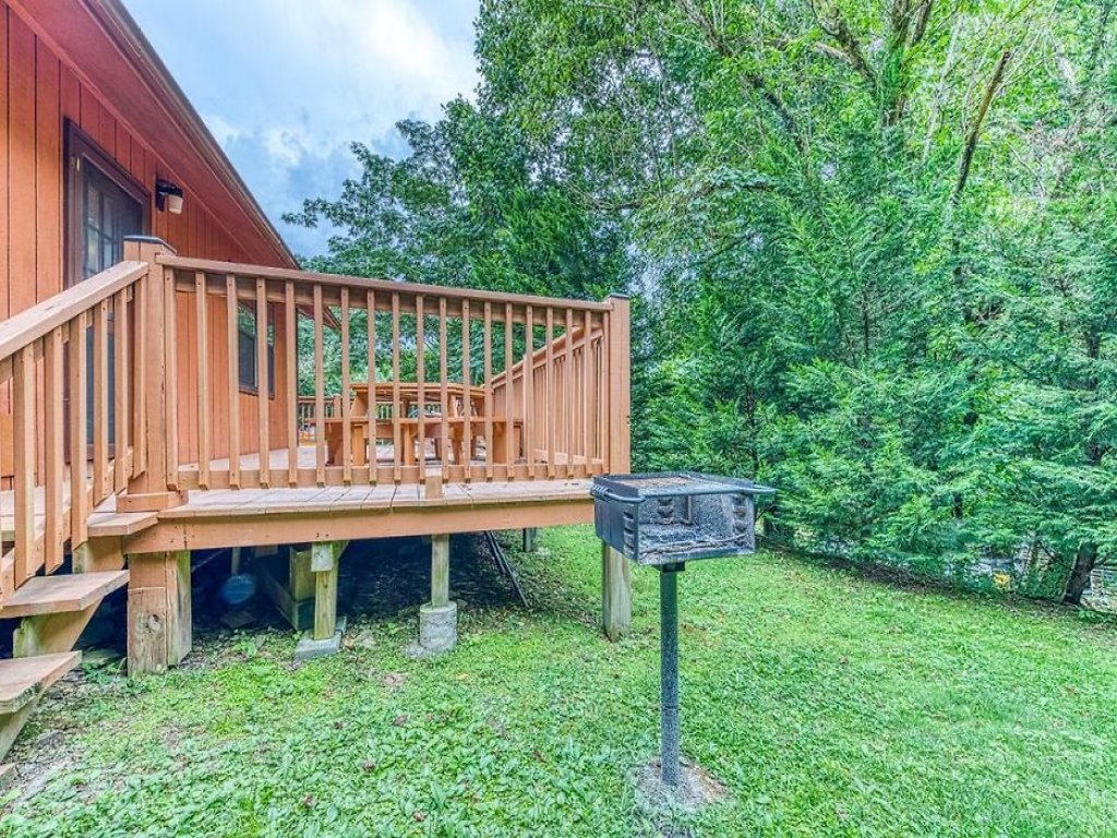 Lazy Creek Retreat Vacation Rental in Gatlinburg - RedAwning