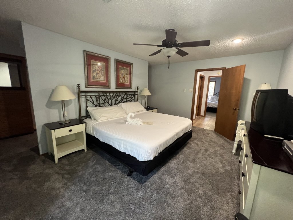 37CPD - Forest view, log-sided two bedroom, two bath condo on Lake Ouachita Vacation Rental in Arkansas - RedAwning