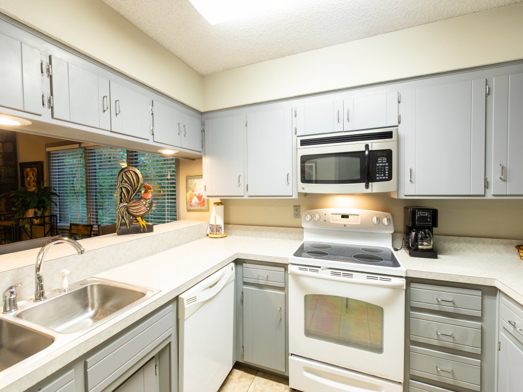 22BNC - Forest view two bedroom, two bath condo on Lake Ouachita, steps away from pool and spa Vacation Rental in Arkansas - RedAwning