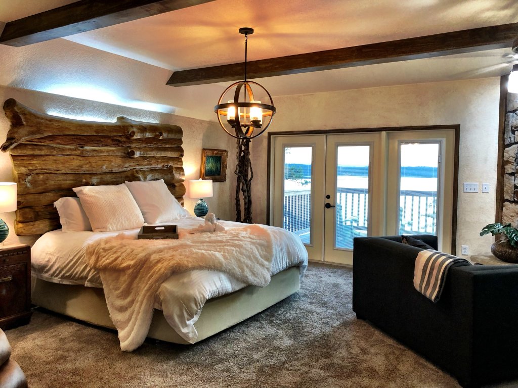 Mountain Harbor four Bedroom cottage on the lake Vacation Rental in Arkansas - RedAwning