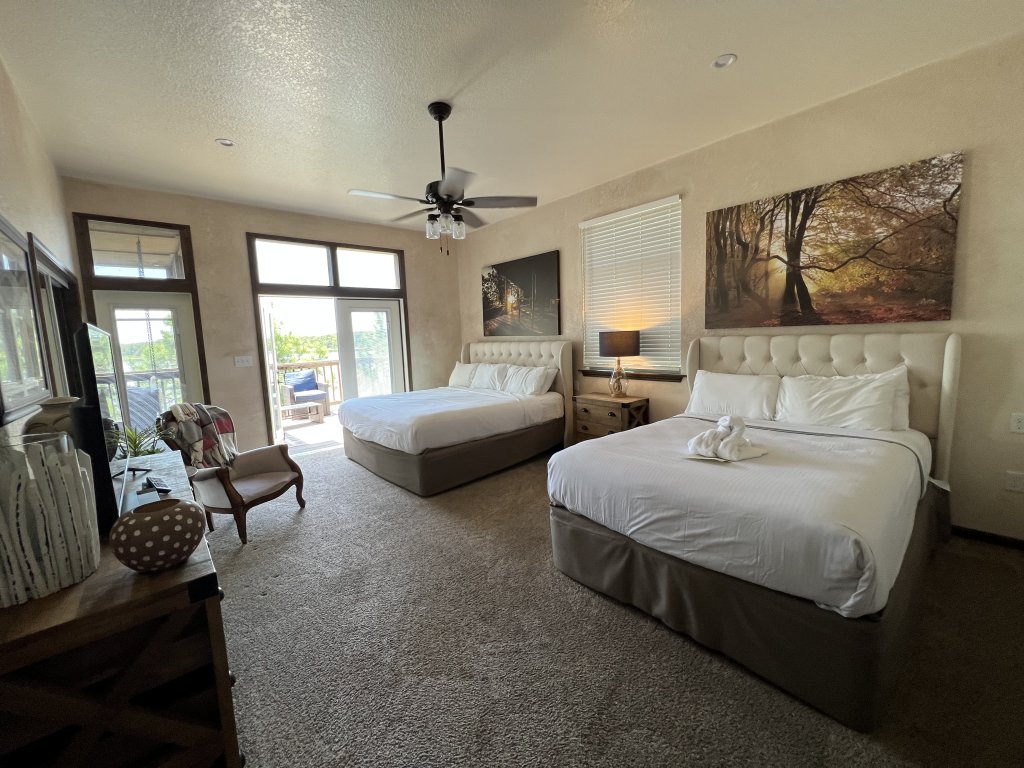 Mountain Harbor four Bedroom cottage on the lake Vacation Rental in Arkansas - RedAwning