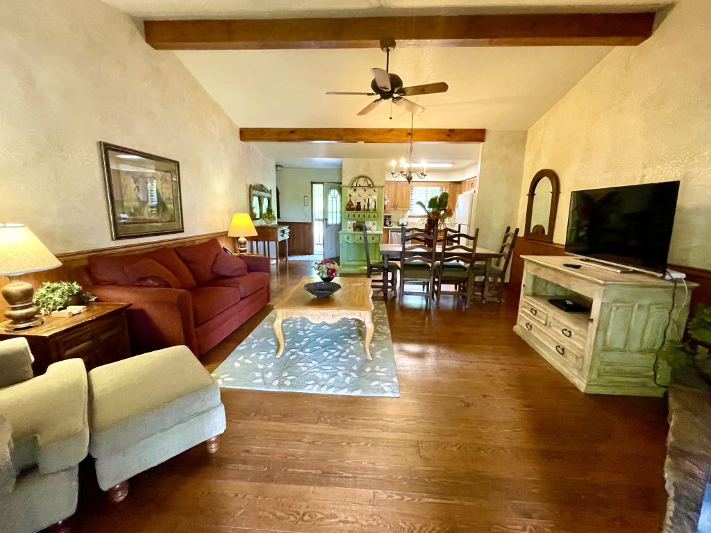 Mountain Harbor two bedroom cottage on the lake Vacation Rental in Arkansas - RedAwning