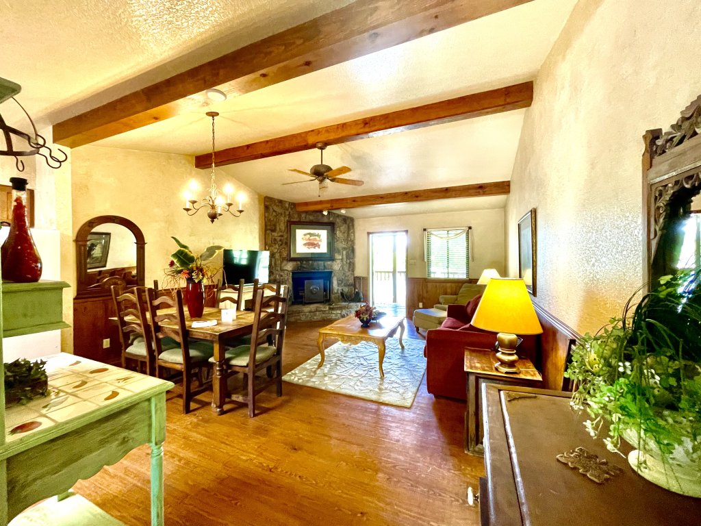 Mountain Harbor two bedroom cottage on the lake Vacation Rental in Arkansas - RedAwning