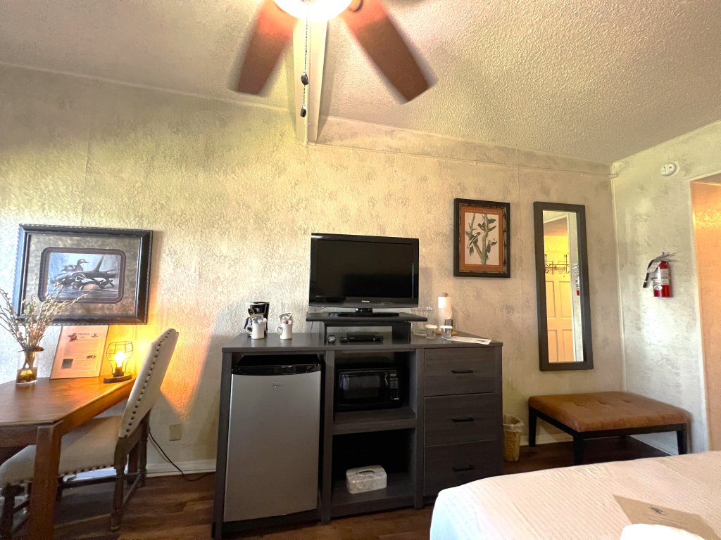 GR5 - Mountain Harbor Queen Guest Room on Lake Ouachita Vacation Rental in Arkansas - RedAwning
