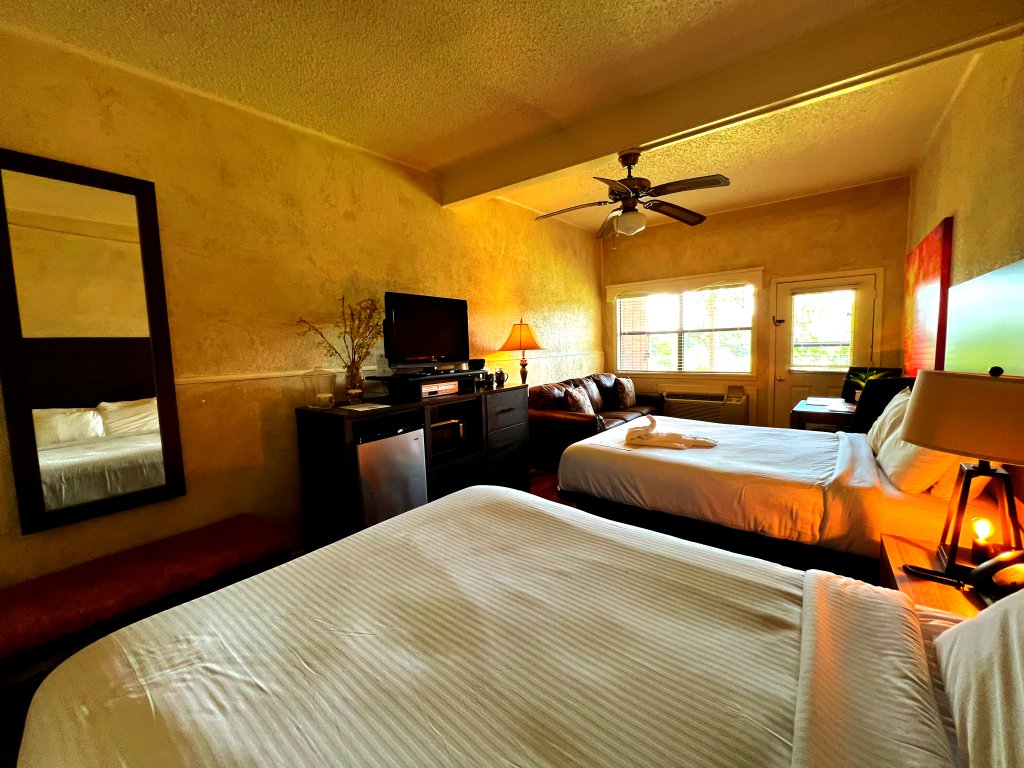 GR2 - Mountain Harbor Queen Guest Room on Lake Ouachita Vacation Rental in Arkansas - RedAwning