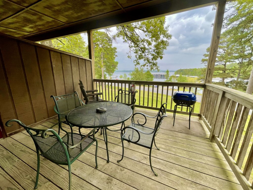 Mountain Harbor Queen Guest Room on Lake Ouachita Vacation Rental in Arkansas - RedAwning