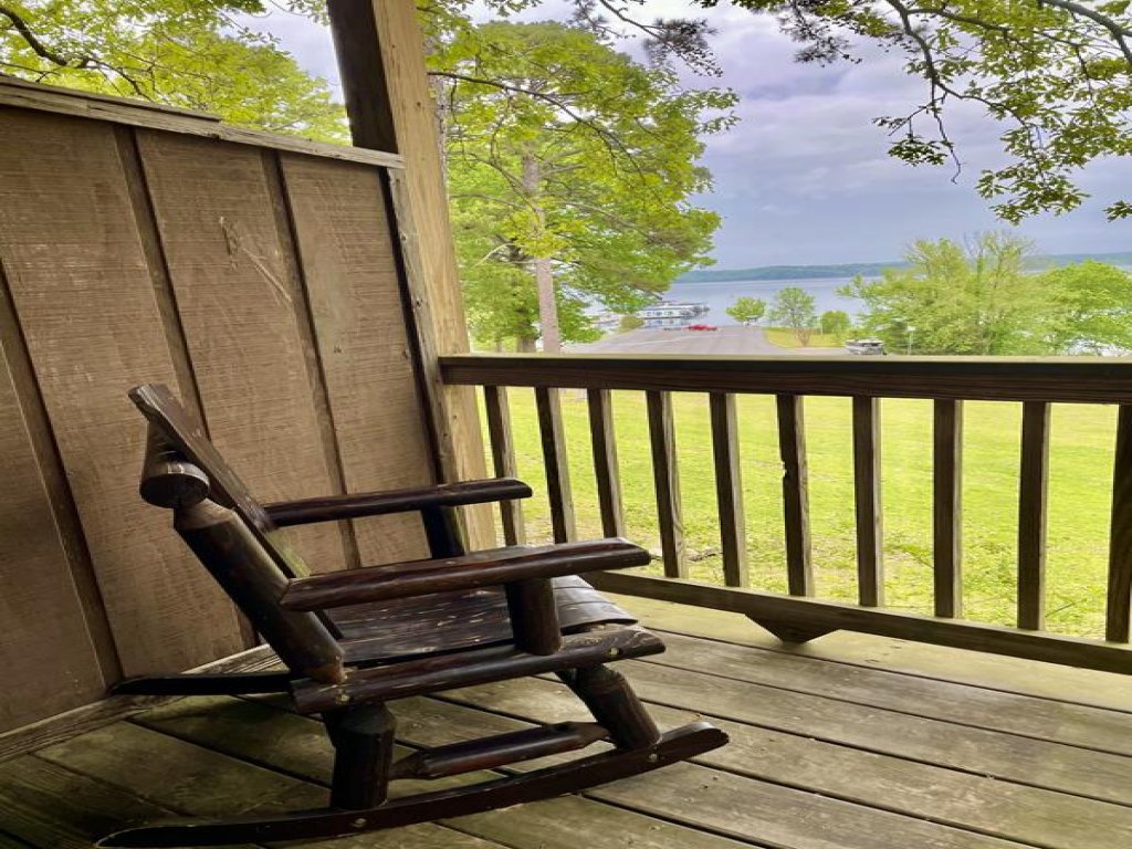 Mountain Harbor Queen Guest Room on Lake Ouachita Vacation Rental in Arkansas - RedAwning