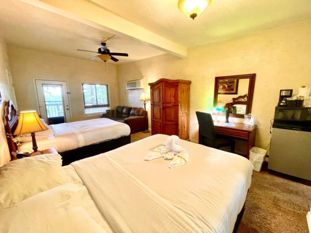 Mountain Harbor Queen Guest Room on Lake Ouachita Vacation Rental in Arkansas - RedAwning
