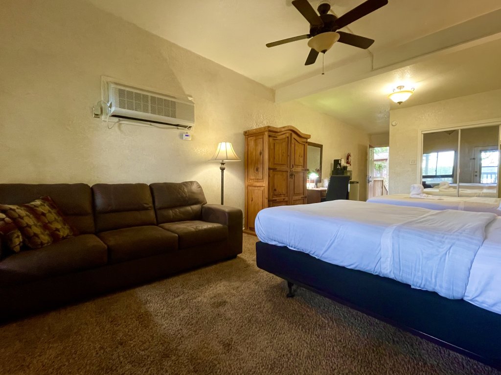 Mountain Harbor Queen Guest Room on Lake Ouachita Vacation Rental in Arkansas - RedAwning