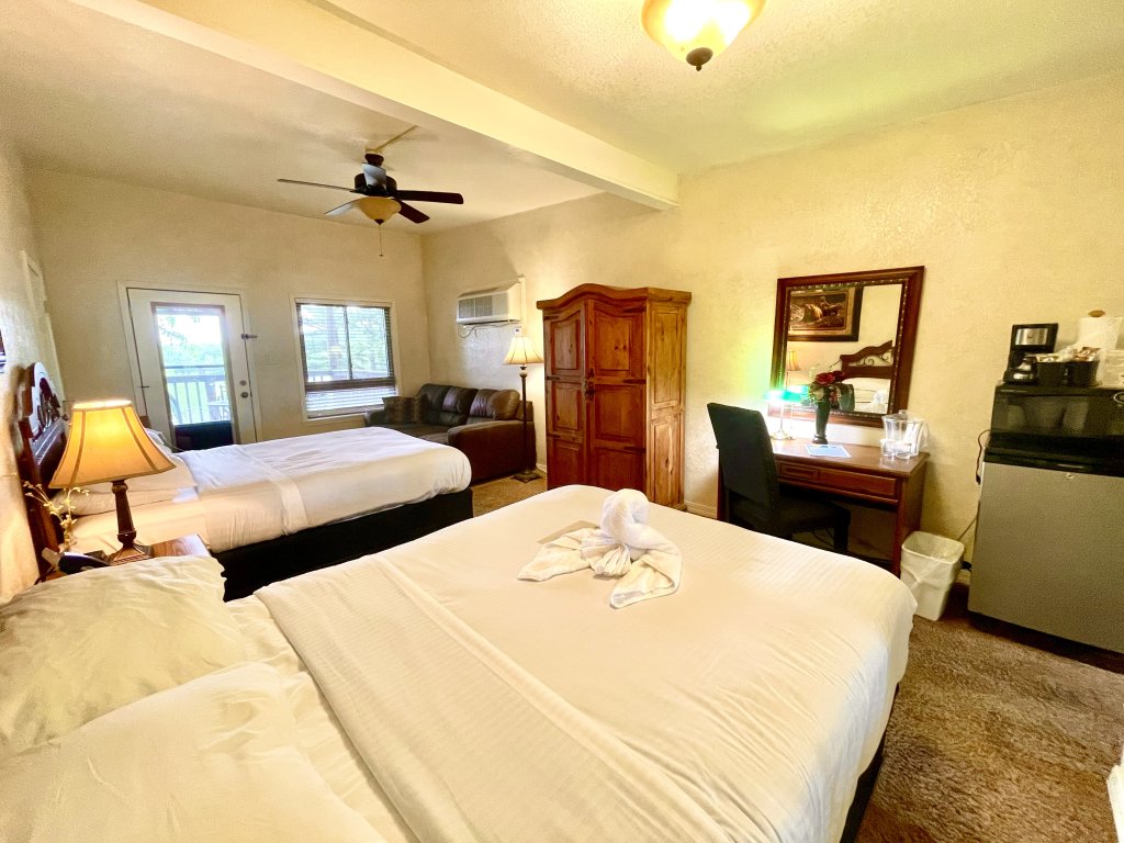 Mountain Harbor Queen Guest Room on Lake Ouachita Vacation Rental in Arkansas - RedAwning