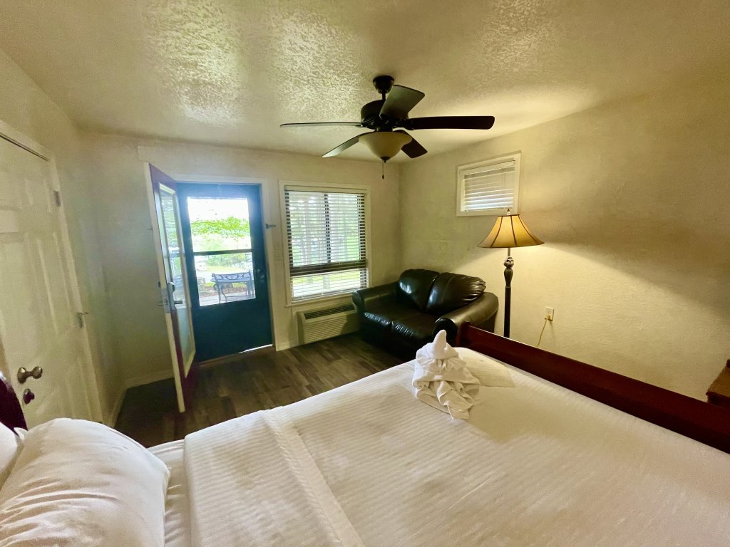 Mountain Harbor Queen Guest Room on Lake Ouachita Vacation Rental in Arkansas - RedAwning