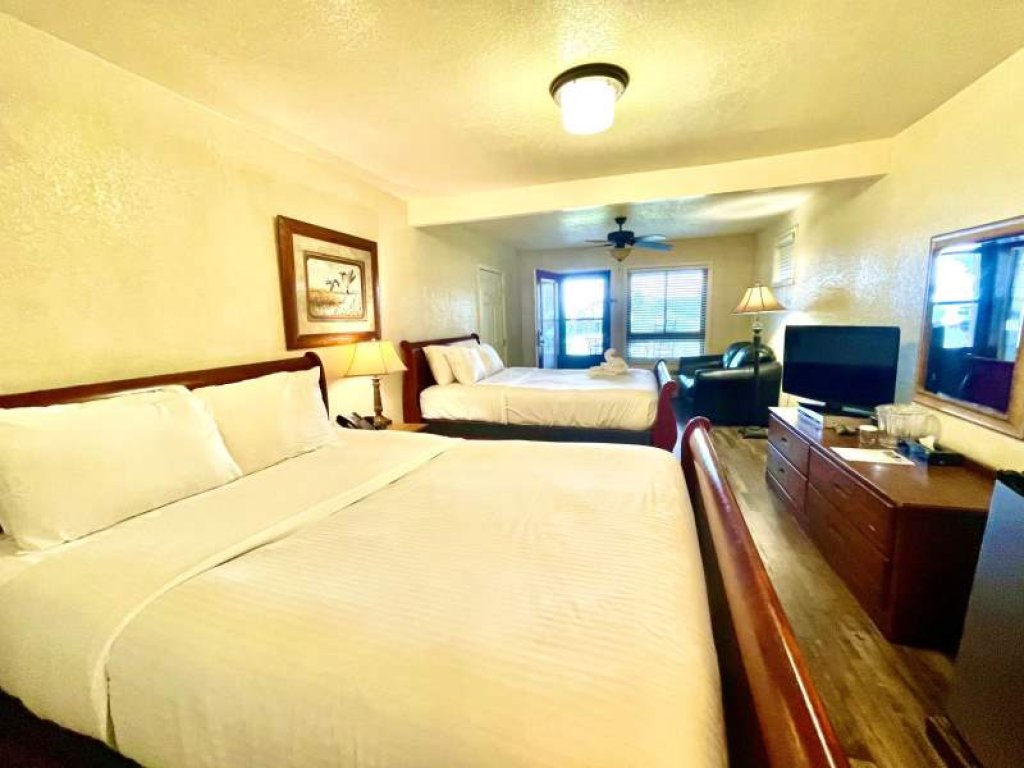 Mountain Harbor Queen Guest Room on Lake Ouachita Vacation Rental in Arkansas - RedAwning