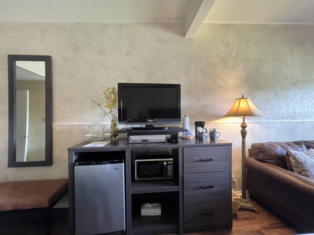 GR7 - Mountain Harbor Queen Guest Room on Lake Ouachita Vacation Rental in Arkansas - RedAwning