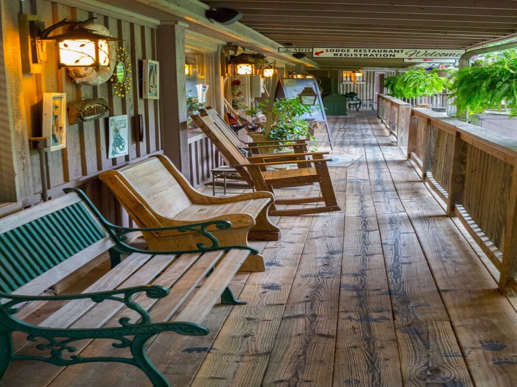 Joplin Inn King Guest Room Vacation Rental in Arkansas - RedAwning