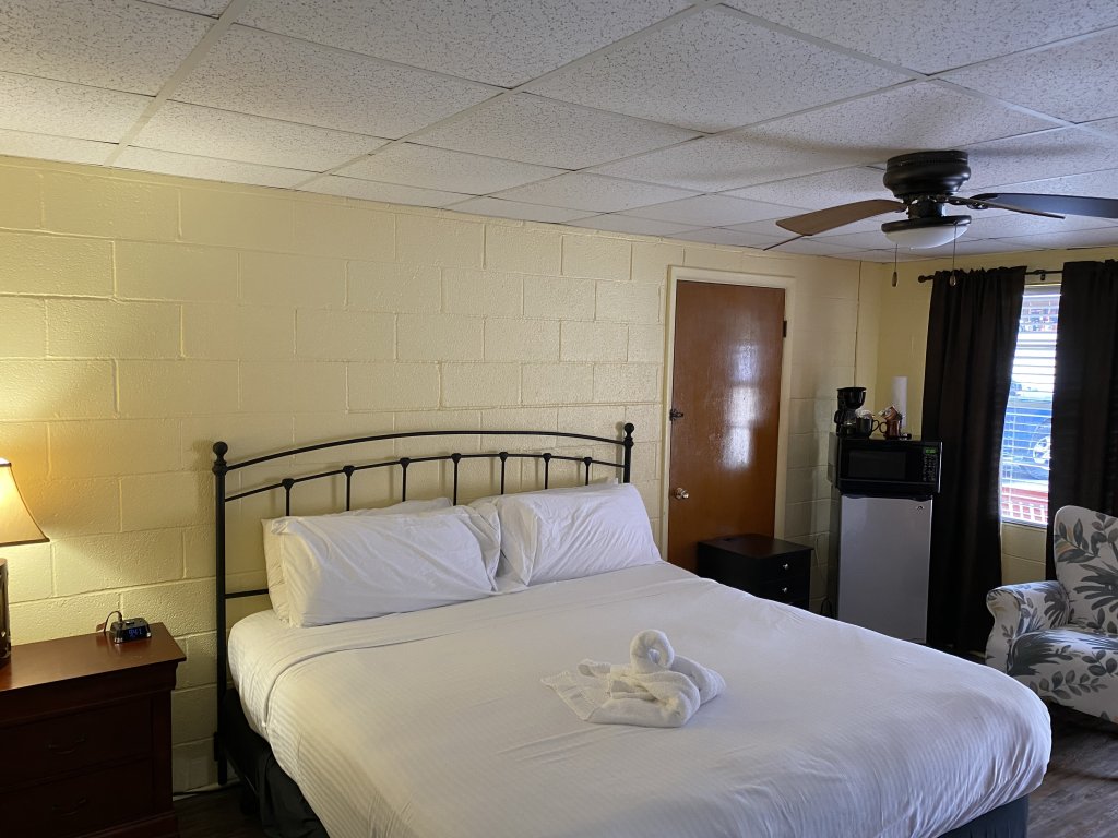 Joplin Inn King Guest Room Vacation Rental in Arkansas - RedAwning