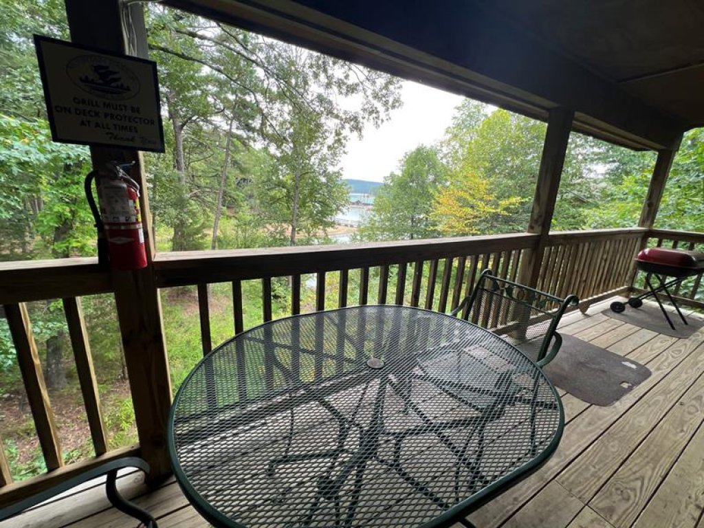 C22 - Luxury three bedroom, three bath cottage with  hot  overlooking Lake Ouachita Vacation Rental in Arkansas - RedAwning
