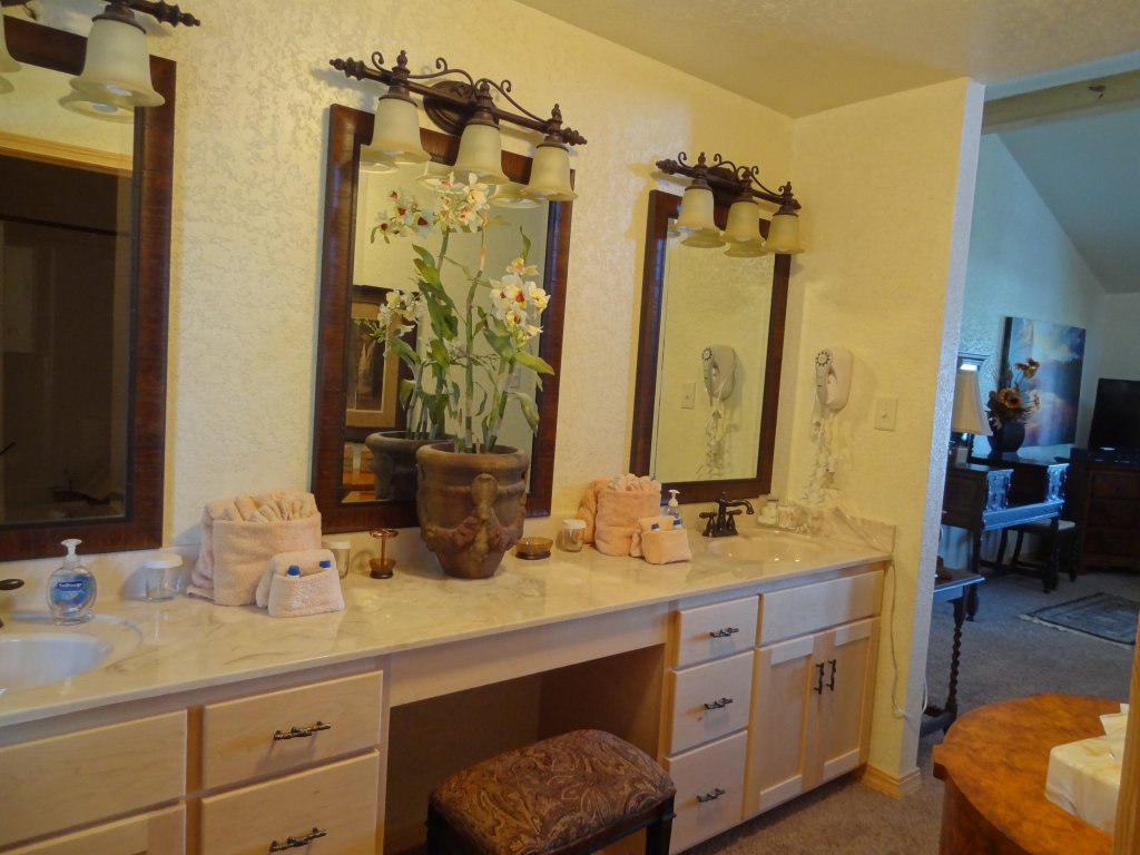 C22 - Luxury three bedroom, three bath cottage with  hot  overlooking Lake Ouachita Vacation Rental in Arkansas - RedAwning
