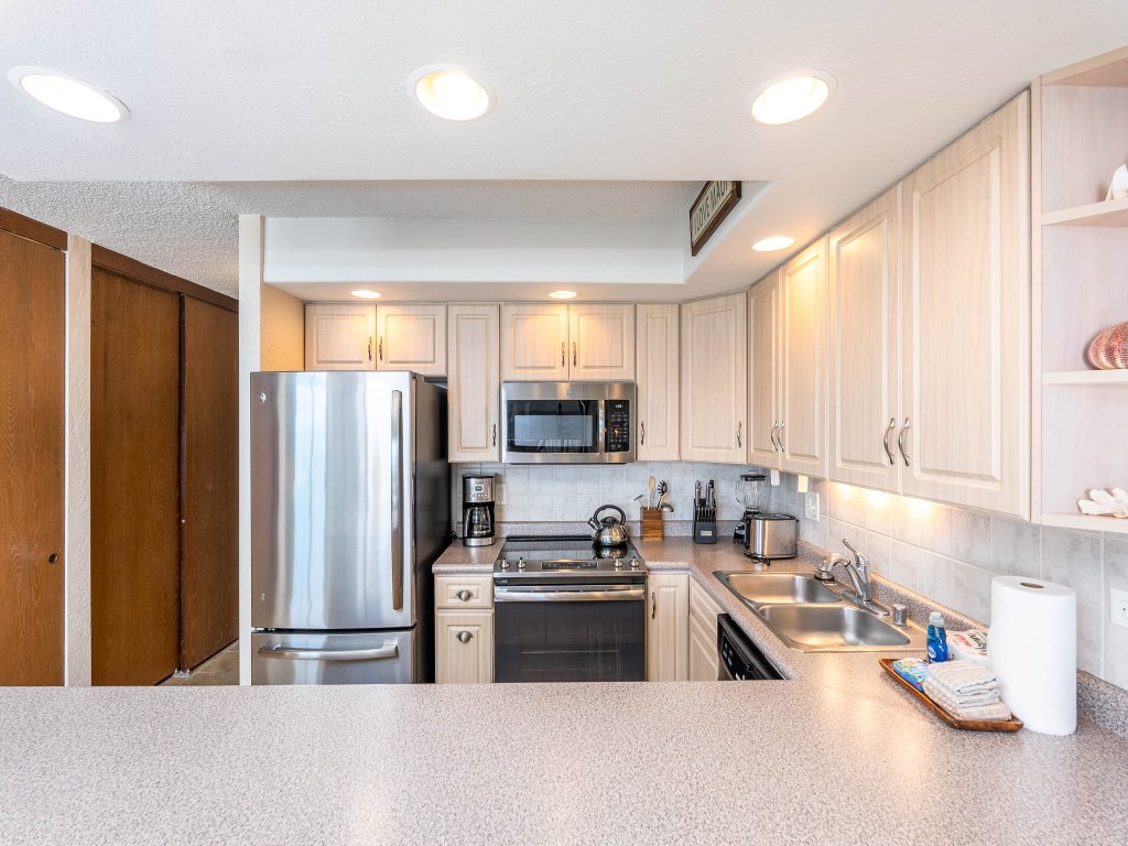 Papakea L207 Ocean Front 1 Bedroom Vacation Rental in Lahaina - RedAwning
