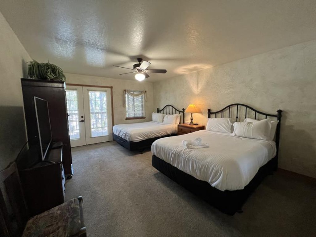 C16, Two bedroom, two bath, log-sided Harbor North luxury cottage with hot tub overlooking Lake Ouachita Vacation Rental in Arkansas - RedAwning