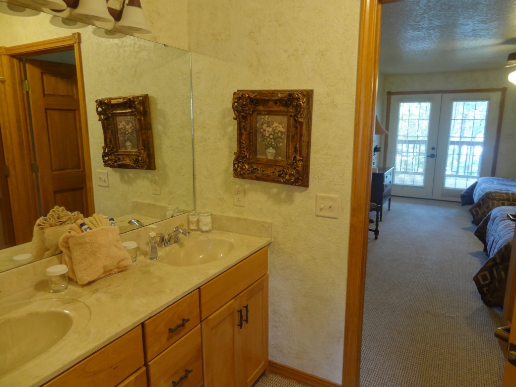 C16, Two bedroom, two bath, log-sided Harbor North luxury cottage with hot tub overlooking Lake Ouachita Vacation Rental in Arkansas - RedAwning