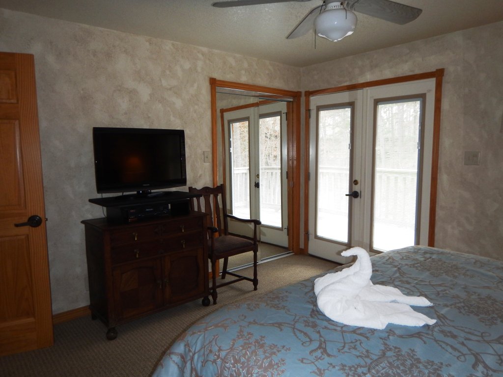 C12 - Luxury, loft, log-sided two bedroom Harbor North cottage on Lake Ouachita Vacation Rental in Arkansas - RedAwning