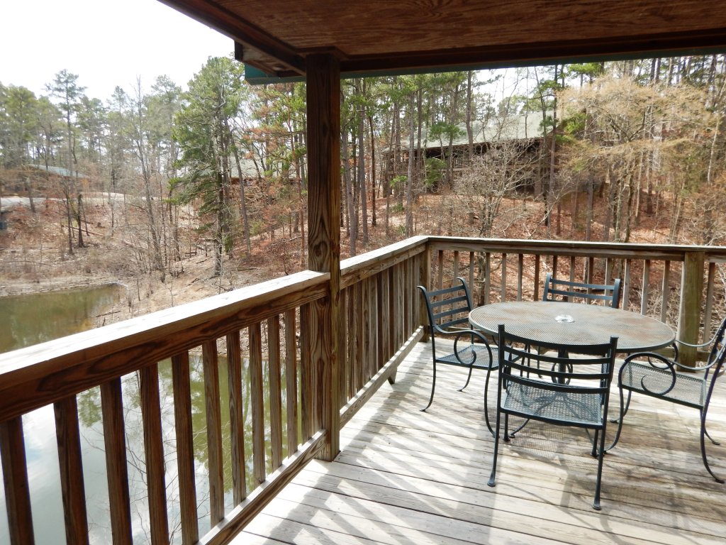C12 - Luxury, loft, log-sided two bedroom Harbor North cottage on Lake Ouachita Vacation Rental in Arkansas - RedAwning