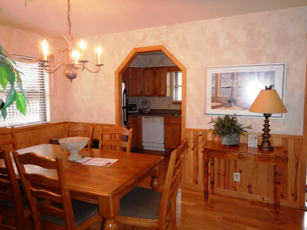 C12 - Luxury, loft, log-sided two bedroom Harbor North cottage on Lake Ouachita Vacation Rental in Arkansas - RedAwning