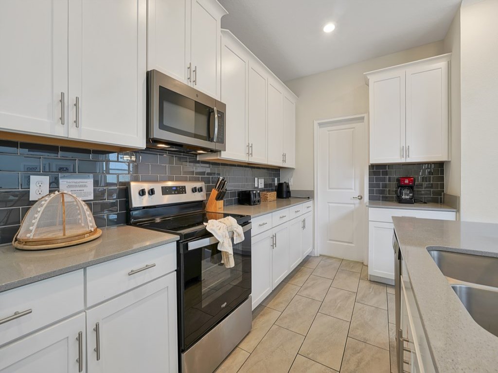5 Bed in Champions Gate, Modern Decor, Kid Themed Rooms, Game Room, Gated Resort! Vacation Rental in Champions Gate - RedAwning