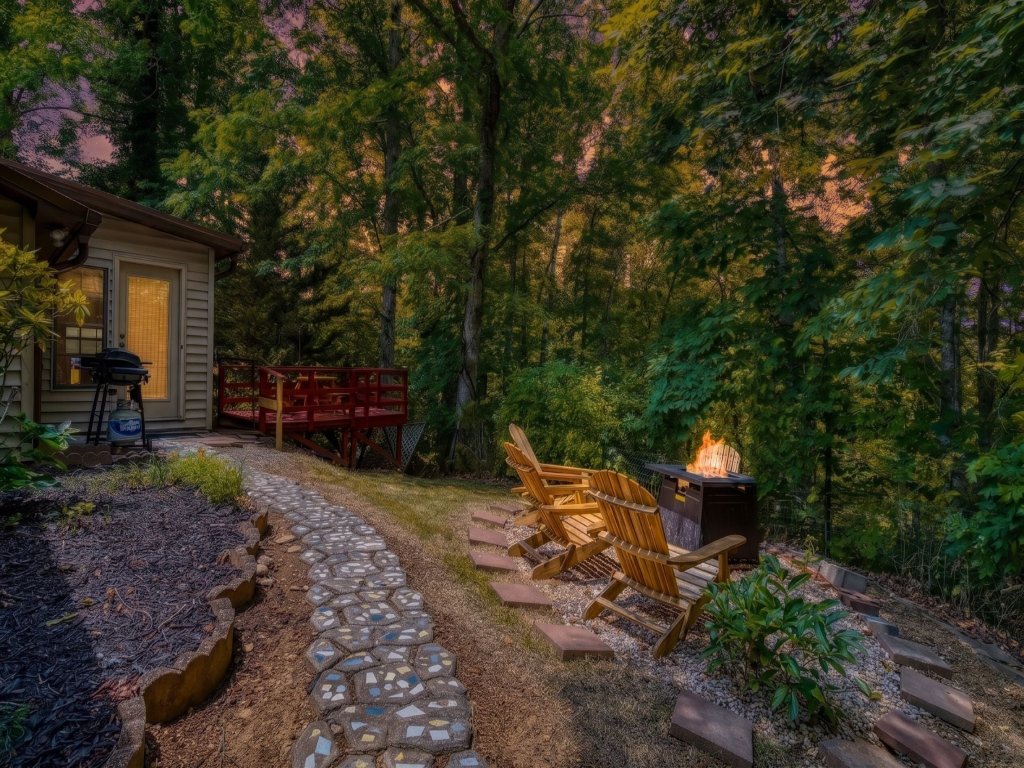 Farmhouse Cottage Vacation Rental in Sevierville - RedAwning