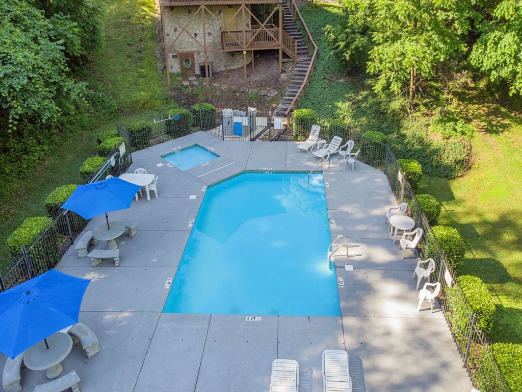 Farmhouse Cottage Vacation Rental in Sevierville - RedAwning