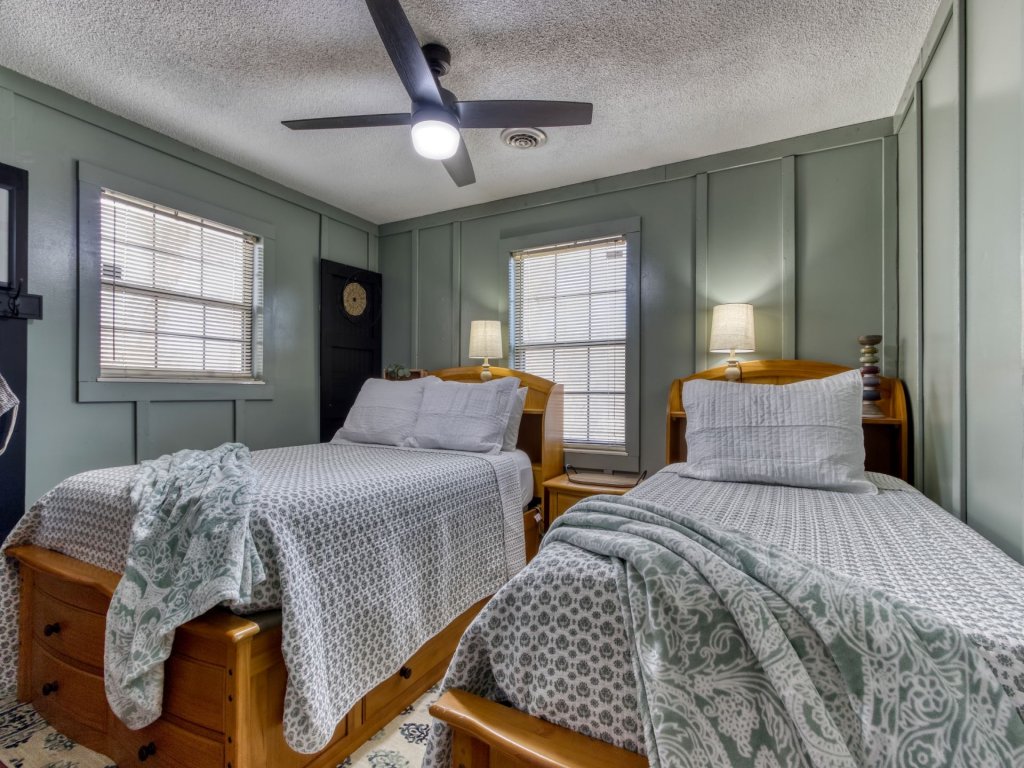 Farmhouse Cottage Vacation Rental in Sevierville - RedAwning